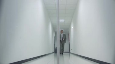 Ofis Binası ile arabası corridoor yürüyüş iş adamı