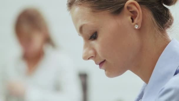 Portrait of woman writing memo in office meeting room — Stock Video