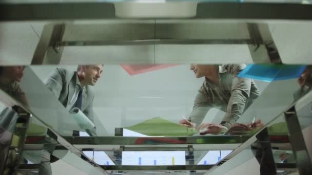 Hommes d'affaires serrant la main dans la salle de réunion du bureau 