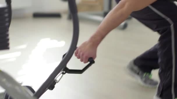 12of27 Entraînement de personnes en club de fitness, gymnase et activité sportive — Video