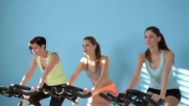 Fitness kulübü, spor salonu ve spor aktivitesi eğitim 17of27 insanlar