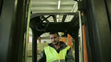 işçi çalışma Forkliftler hareket kutuları ve paketleri için