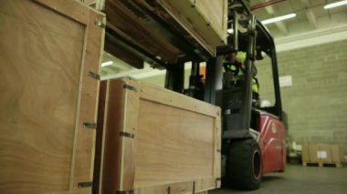 kutuları ve eşya taşımak için forklift çalışan işçi