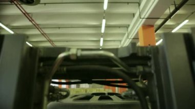 kutuları ve paketleri taşımak için forklift çalışan işçi