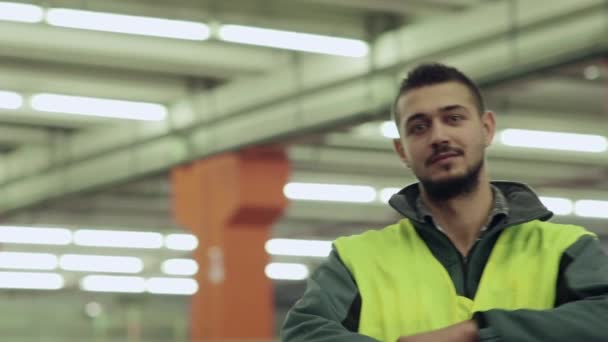 Retrato del hombre empleado en instalaciones logísticas sonriendo ante la cámara — Vídeos de Stock