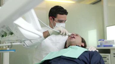 diş hekimi diş Studio gibi çalışan adam