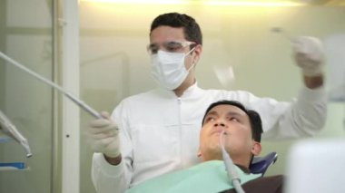 dişçi, diş Studio hastayı ziyaret olarak çalışan doktor