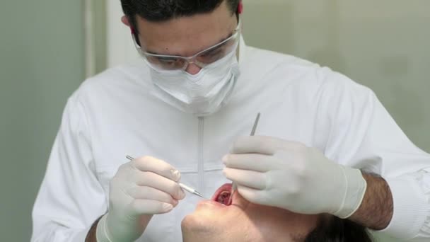 Man som arbetar som tandläkare — Stockvideo