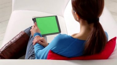 Asyalı kız touch pad aygıt kullanma