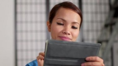 Asyalı kız touch pad aygıt kullanma