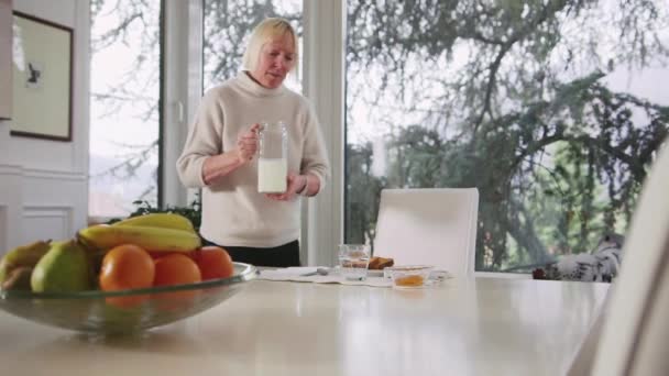 Portrét starší ženy snídani s mlékem — Stock video