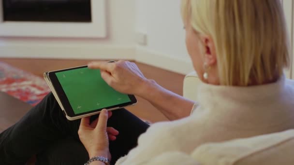 Senior vrouw met behulp van touch pad apparaat — Stockvideo