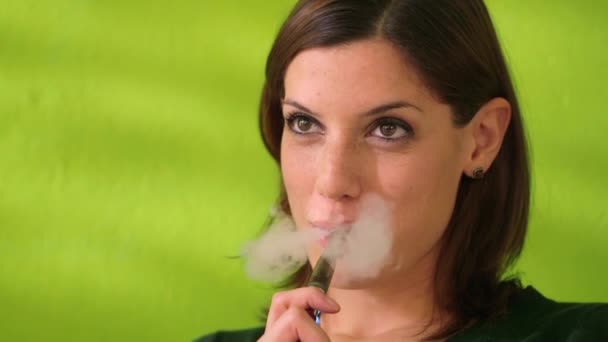 Młoda kobieta palenia papierosów elektronicznych w domu — Wideo stockowe