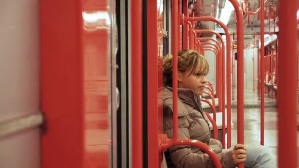 Frau pendelt mit U-Bahn — Stockvideo