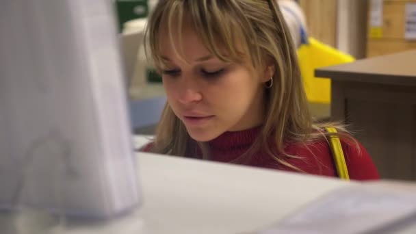 femme faisant du shopping pour meubles et décoration de maison 