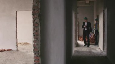 İnşaat alanında çalışan erkekler