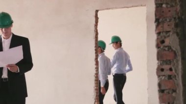 Şantiye planları ile mühendis