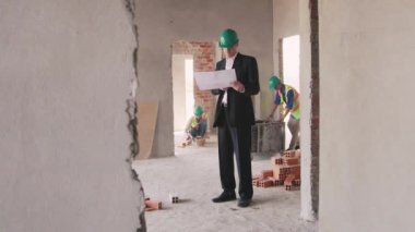 yeni evde telefonda konuşurken mühendis