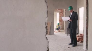 yeni ev planları ile konuşurken mimar ve mühendis