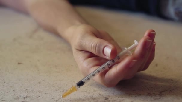 Jong meisje in heroïne overdosis — Stockvideo