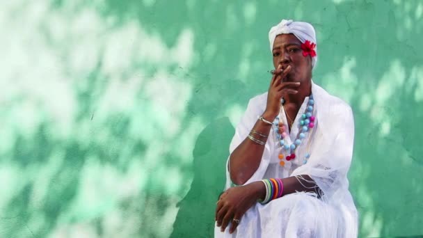 Kubanische Frau beim Zigarrenrauchen — Stockvideo