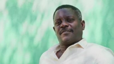 yaşlı bir Afrikalı-Amerikalı adam gülümsüyor