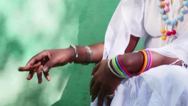 Küba kadın sigara cohiba puro — Stok video