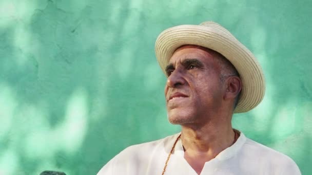 Senior Spaanse man met stro hoed — Stockvideo