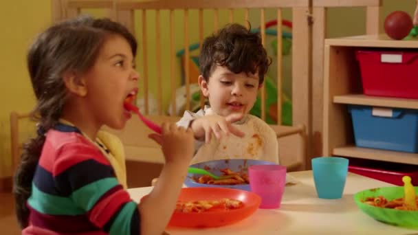 Niños comiendo en el jardín de infantes — Vídeo de stock