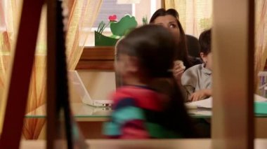 evde çocuklarla çalışan çoklu görev anne