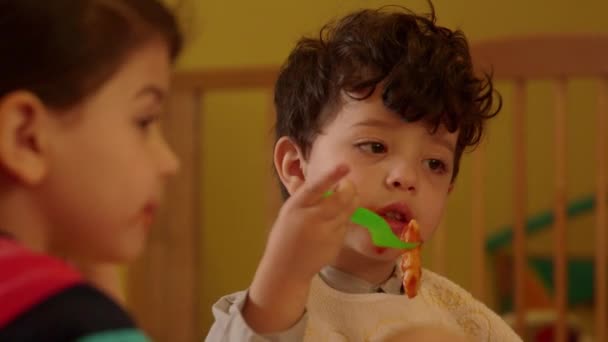 Comer en el jardín de infancia — Vídeo de stock