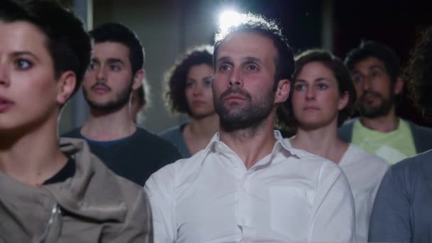 Homme et femme regardant un film 