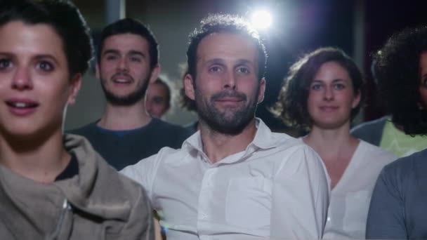 Hommes et femmes regardant un film 