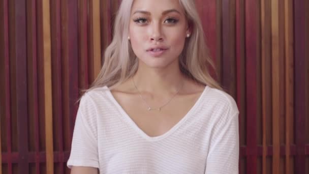 Hermosa joven asiática mujer — Vídeo de stock