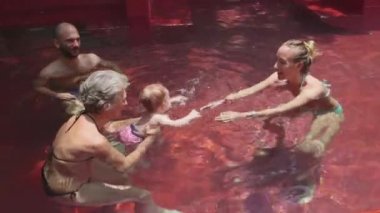 öğretmen ve veliler ile küçük kız yüzmek