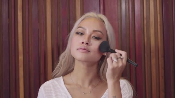 Vrouw Stichting toe te passen gezicht huid — Stockvideo