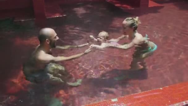 Сім'я з дитиною в басейні — стокове відео