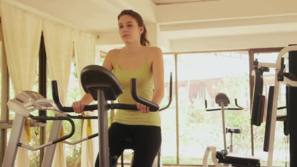 Treinamento de menina no clube de fitness — Vídeo de Stock