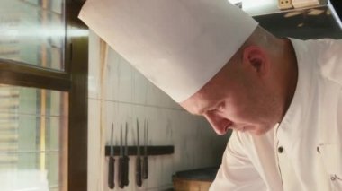 profesyonel aşçı olarak çalışan adam