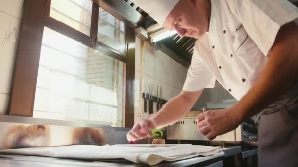 Cocinar en el trabajo en la cocina del restaurante . — Vídeos de Stock