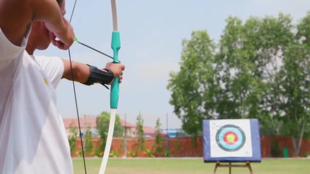 Entrenamiento del hombre en tiro con arco — Vídeo de stock