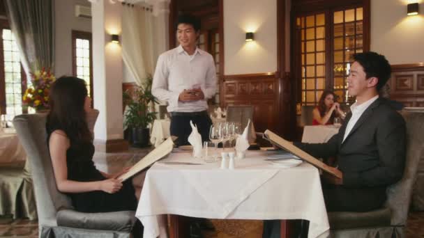 Menschen speisen im Hotelrestaurant — Stockvideo