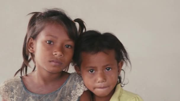 Traurige kleine Mädchen aus Kambodscha — Stockvideo
