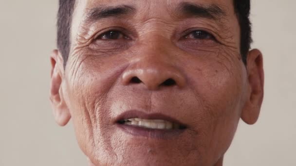 Serious old man from Cambodia — Stock Video