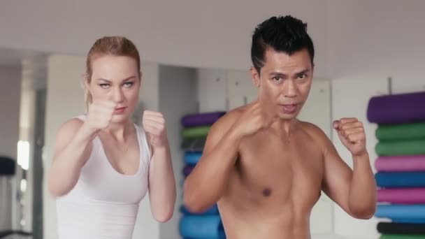 Personal trainer e ragazza, kickboxing — Stockvideo