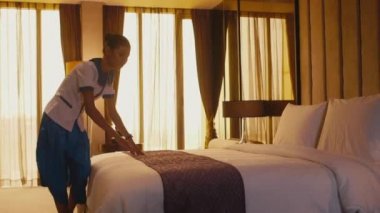 Asyalı hizmetçi temizlik otel odası