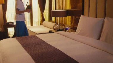 Asyalı hizmetçi temizlik otel odası
