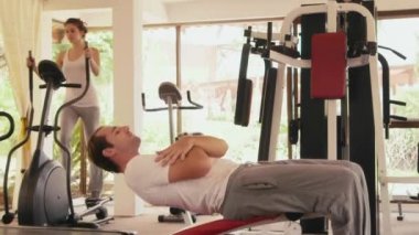 erkek ve kadın spor salonunda egzersiz.