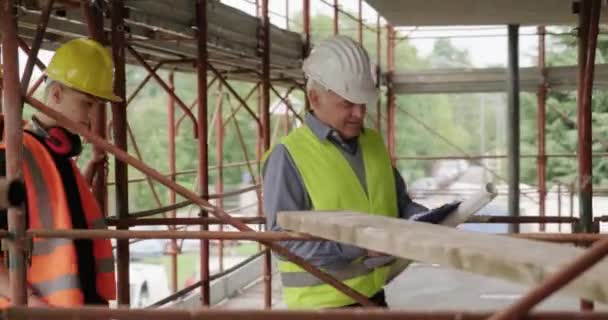 Menschen Die Auf Der Baustelle Arbeiten Männer Bei Der Arbeit — Stockvideo