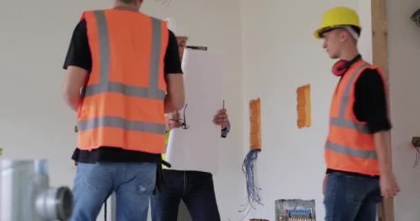 Personas Que Trabajan Obras Construcción Hombres Trabajando Una Casa Nueva — Vídeos de Stock